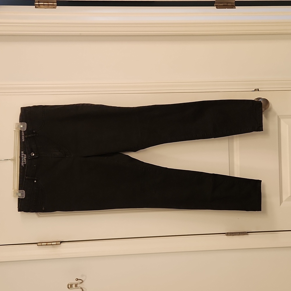 Jennifer Lopez black skinny jeans